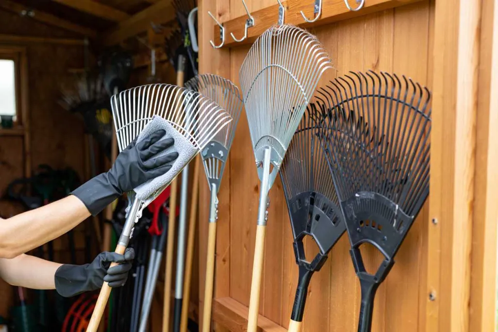 Правильное хранение веерных граблей в сарае
