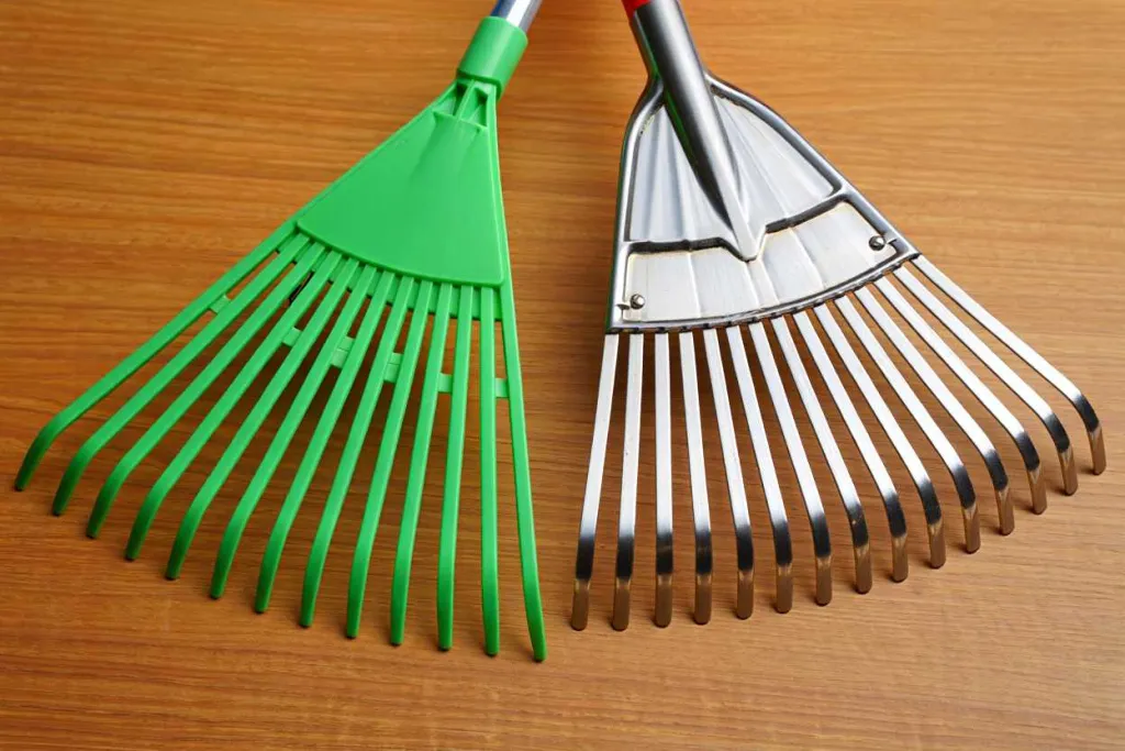 Сравнение пластиковых и металлических веерных граблей